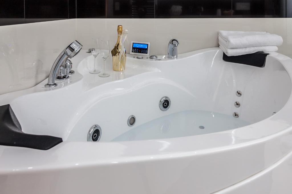Hotelzimmer Whirlpool Hotel GL Suites Wiesbaden